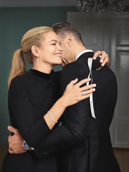 Et par som omfavner hverandre