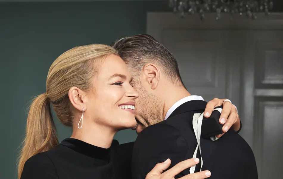 Et par som omfavner hverandre