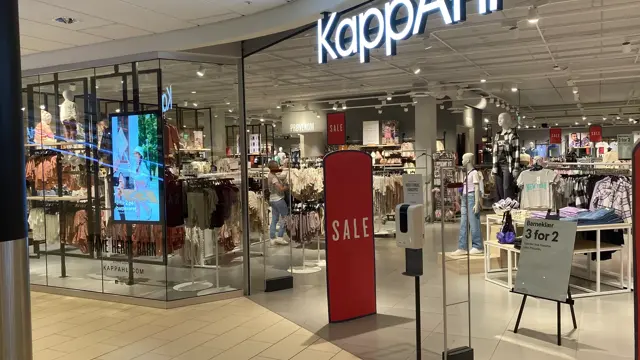 innendørs butikk med klær og reoler