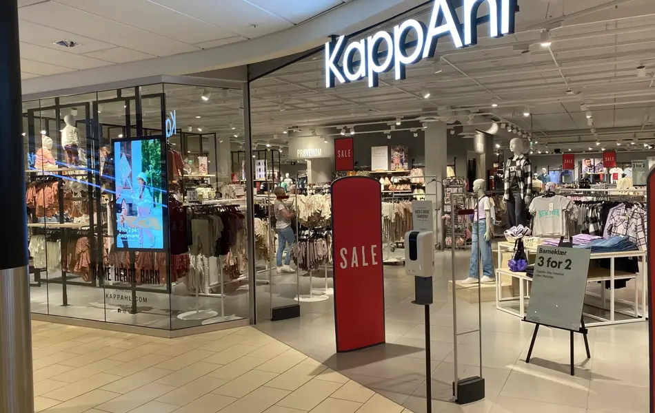 innendørs butikk med klær og reoler