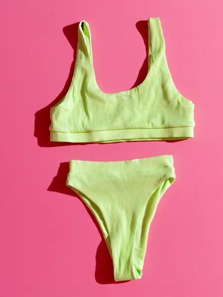 Badetøy i knalle farger til alle kropper sommeren 2022