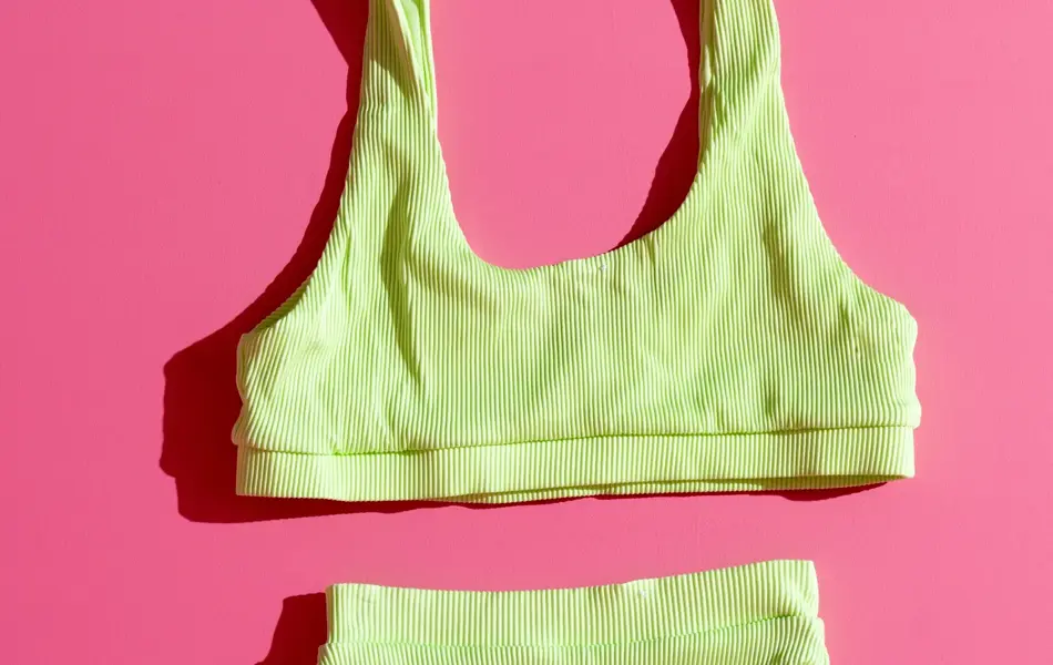 Badetøy i knalle farger til alle kropper sommeren 2022