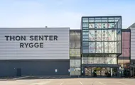 Thon Senter Rygge fasade, inngang med logo på vegg.