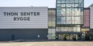 Thon Senter Rygge fasade, inngang med logo på vegg.