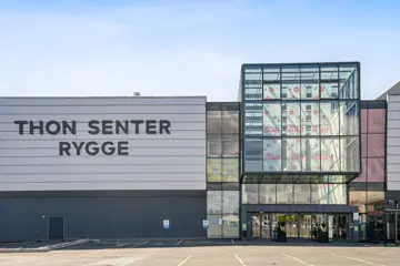 Thon Senter Rygge fasade, inngang med logo på vegg.