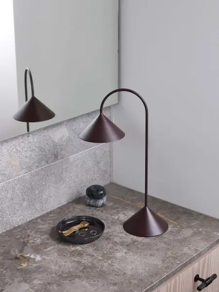 Lampe i burgunder fra Christiania Belysning