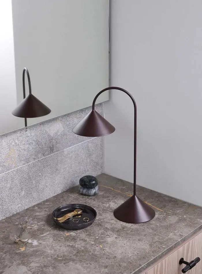 Lampe i burgunder fra Christiania Belysning