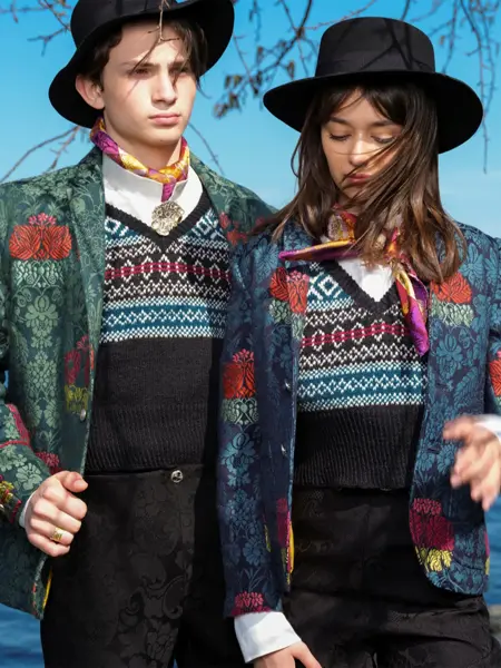 To personer i kjønnsnøytral bunad