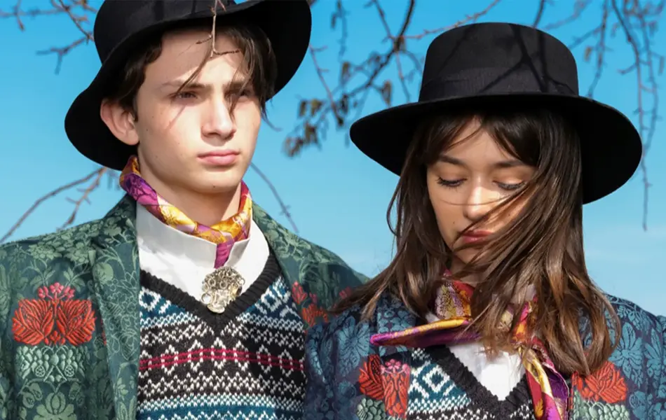 To personer i kjønnsnøytral bunad