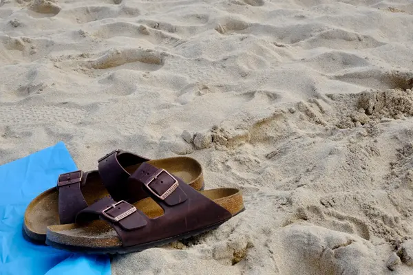 Birkenstock sandaler på stranden