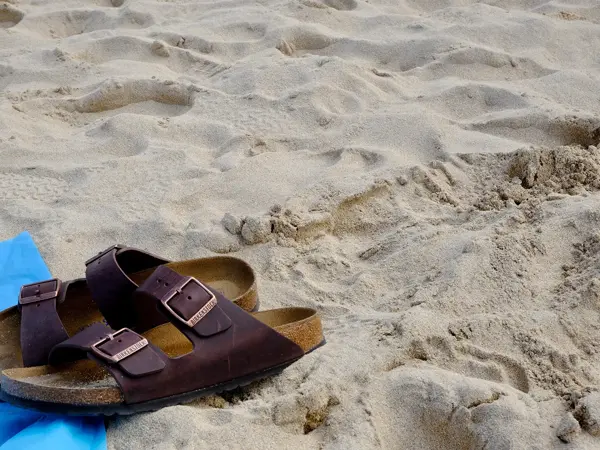 Birkenstock sandaler på stranden