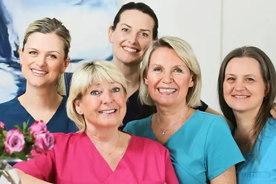 fem damer med tannlege uniform