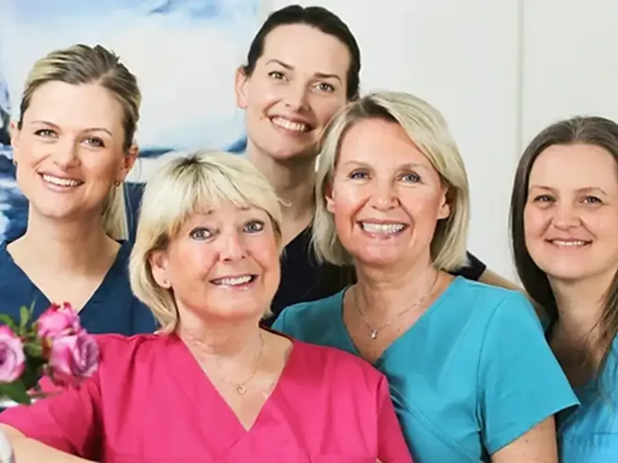 fem damer med tannlege uniform