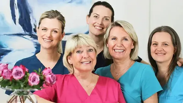 fem damer med tannlege uniform