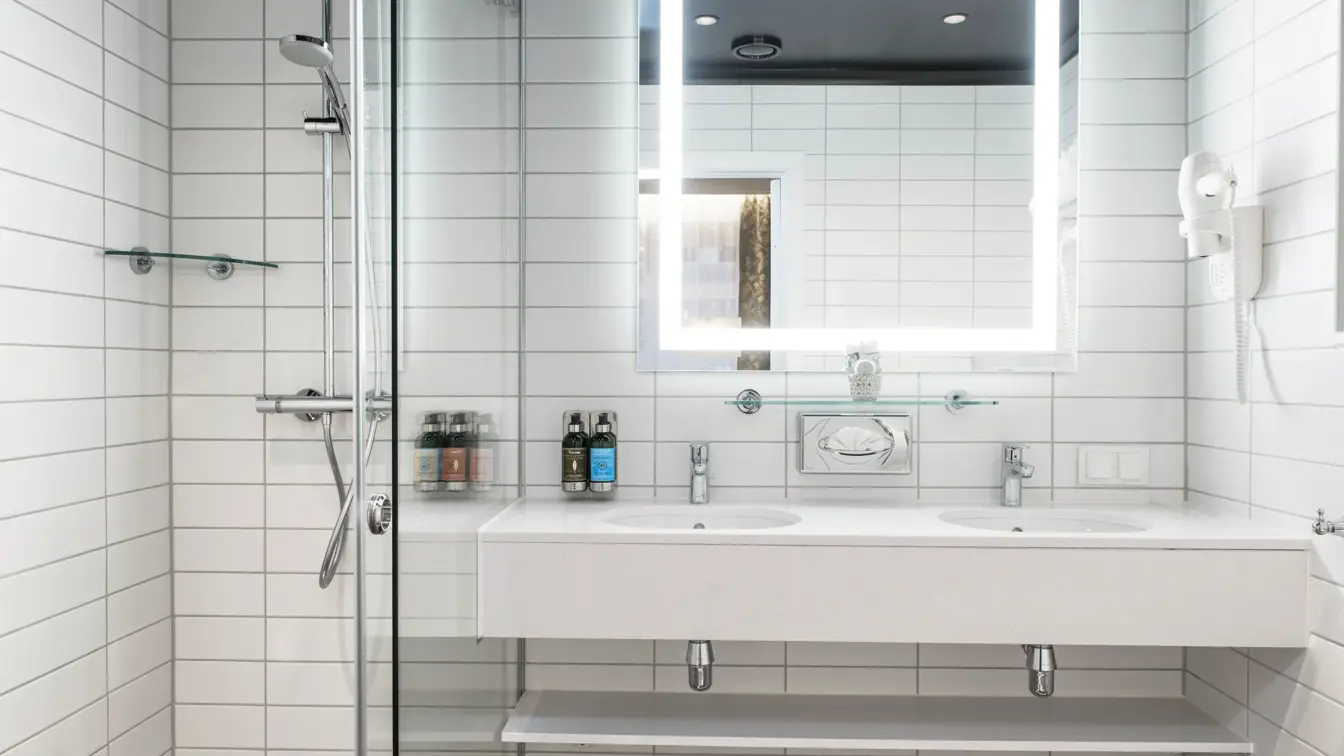 Bad med vask og toalettartikler på Hotel Bristol i Oslo sentrum