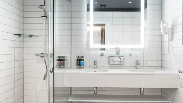 Bad med vask og toalettartikler på Hotel Bristol i Oslo sentrum