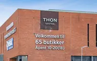 Fasadebilde av Thon Senter Borg, logo på vegg.
