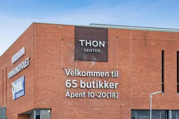 Fasadebilde av Thon Senter Borg, logo på vegg.