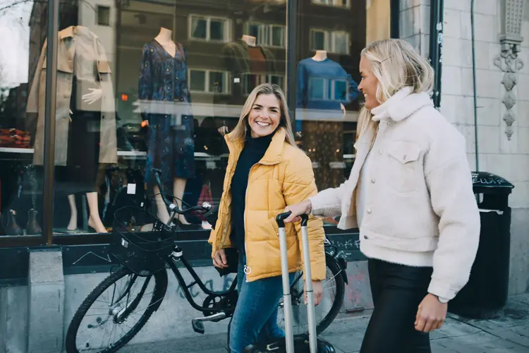 «Boxy» jakker, brune boots og semsket skinn – stylisten oppsummerer trendene som dominerer motebildet for damene vinteren 2025.