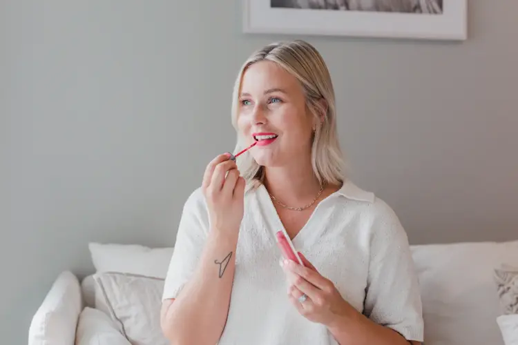 Jente som tar på seg leppestift