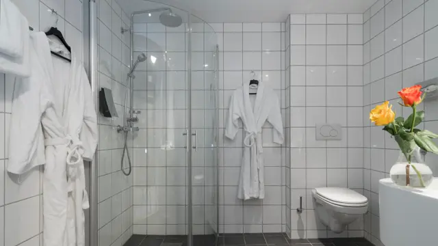 Bad med dusj og morgenkåper i superior rom på Thon Hotel Nidaros
