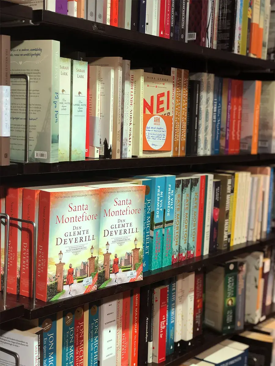 Bokhylle med bøker i