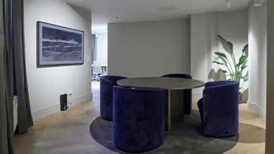 Pløens gate 1, liten sittegruppe med blå stoler