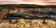 Thon Senter Triaden fasade under solnredgang.