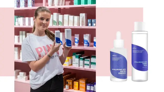 Jente viser produkter hos PINK