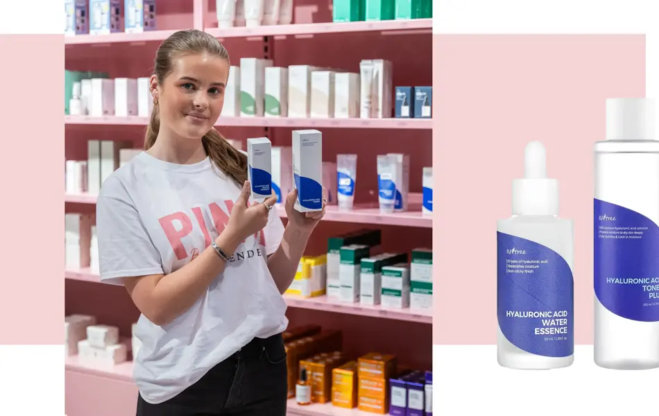 Jente viser produkter hos PINK