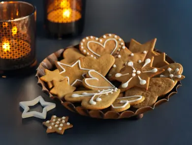 Et fat med pyntede pepperkaker