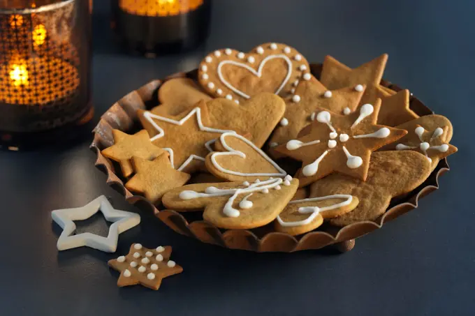 Et fat med pyntede pepperkaker