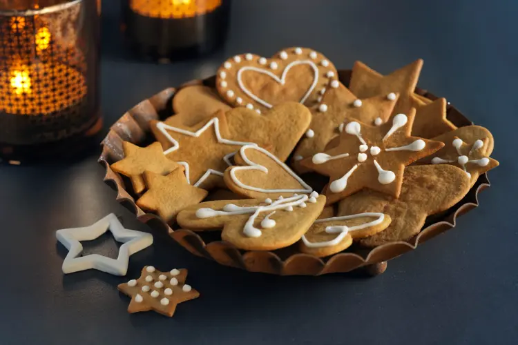 Pepperkaker smaker ekstra godt når de er hjemmelagde, og kan både spises og brukes som julepynt. Vi deler oppskriften på pepperkakedeig du lager på 1-2-3.