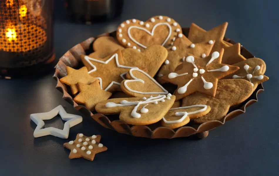 Et fat med pyntede pepperkaker