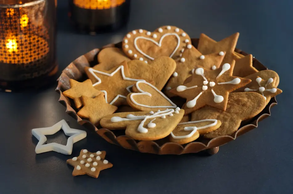 Et fat med pyntede pepperkaker