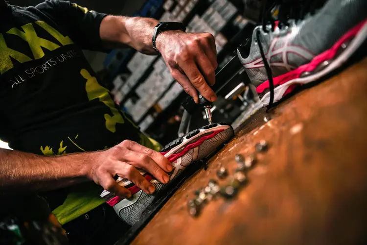 Vi er inne i sesongen for knall og fall. Det er både mørkt og glatt ute, noe som gjør det vanskeligere å komme seg rundt. Da er det sko med pigger som gjelder!