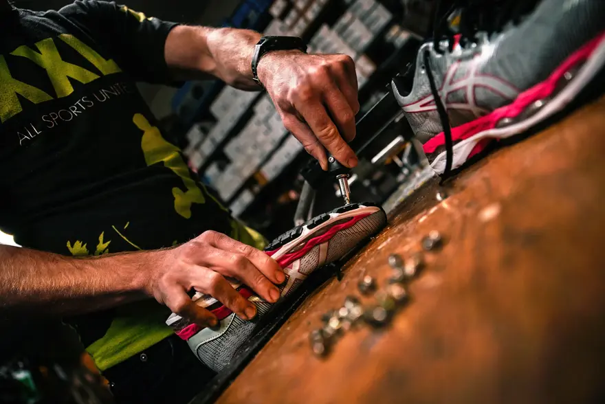 Mann som pigger skosåler