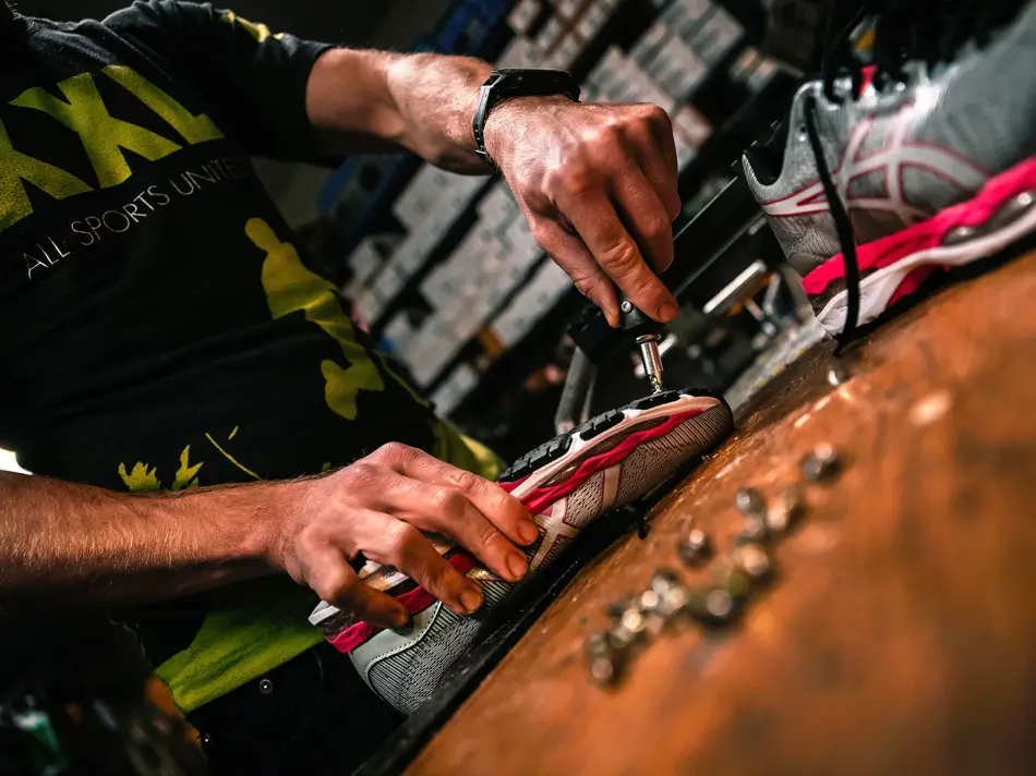 Mann som pigger skosåler