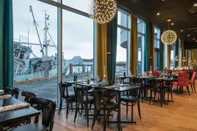 Frokostsal med utsikt mot båtlivet på Thon Hotel Lofoten i restaurant paelo artic 