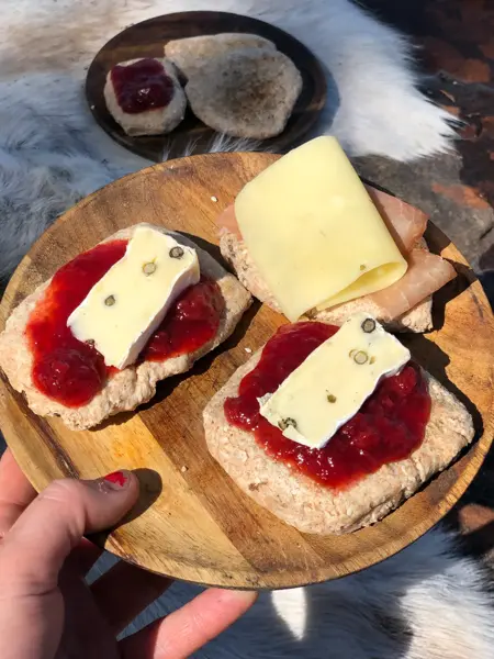 Bilde av en tallerken med rundtykker med syltetøy og ost