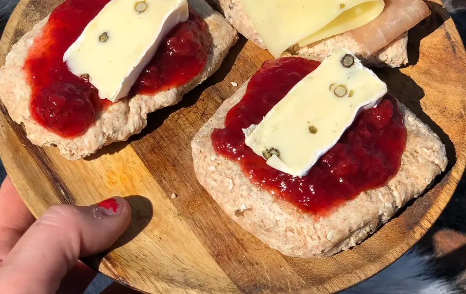 Bilde av en tallerken med rundtykker med syltetøy og ost