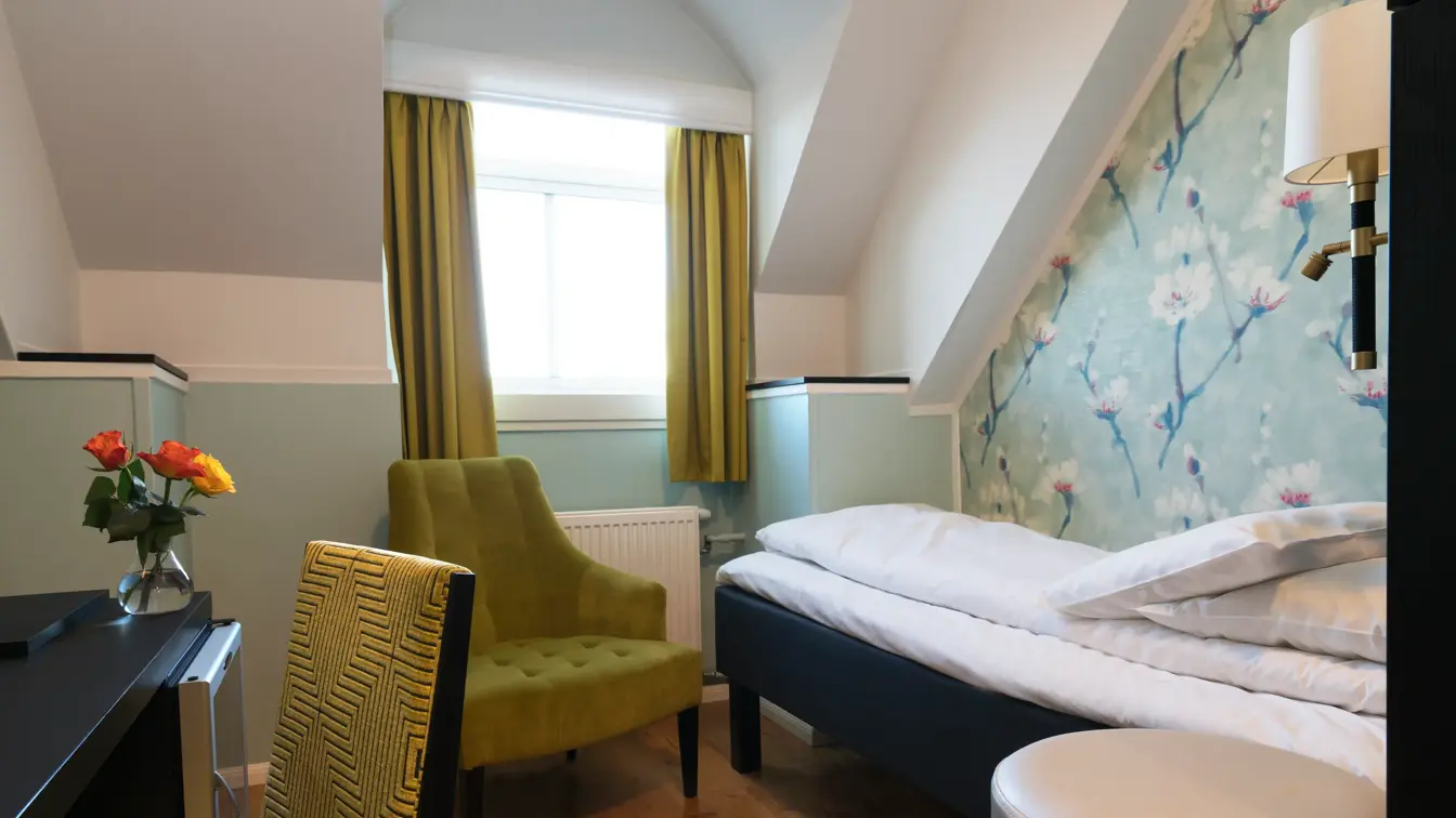 Seng og stol i enkeltrom på Thon Hotel Nidaros i Trondheim