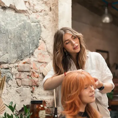 Frisør som ordner hår