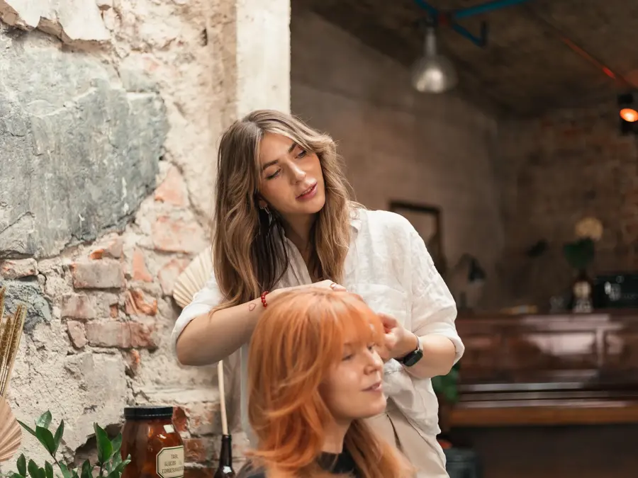 Frisør som ordner hår