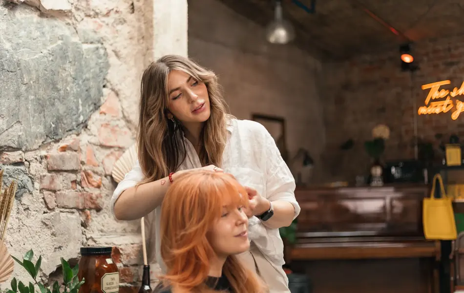 Frisør som ordner hår