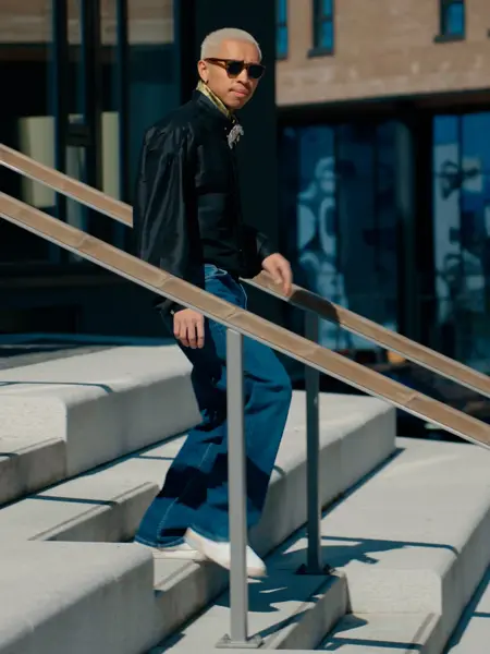 Mann som går ned en trapp