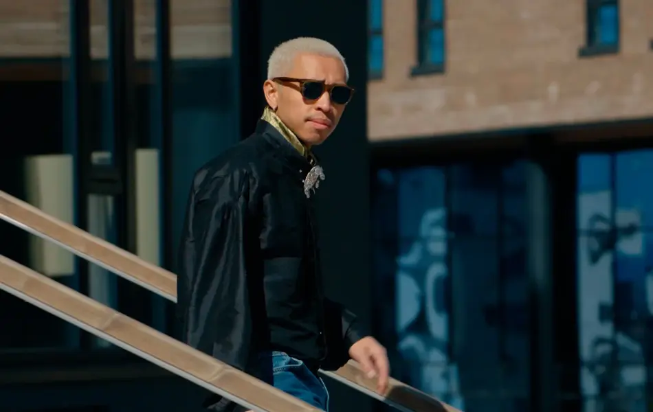 Mann som går ned en trapp