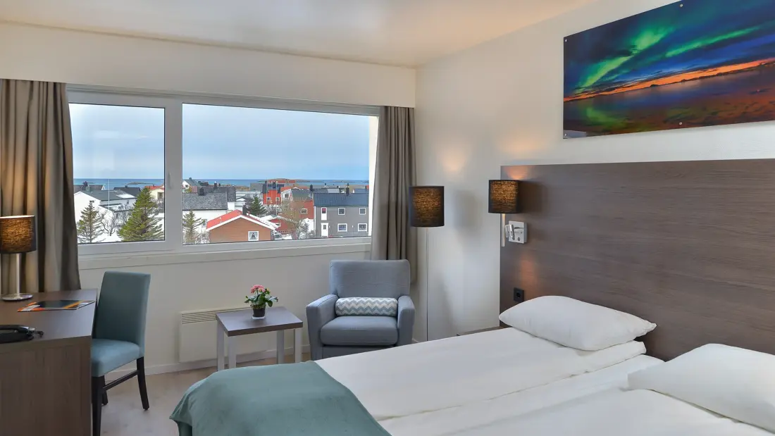 Standard twinrom, med dobbeltseng og maleri over sengen