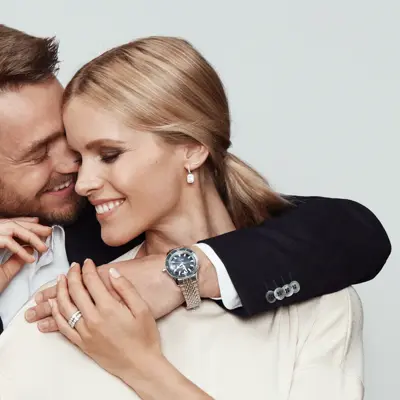 Et par som omfavner hverandre