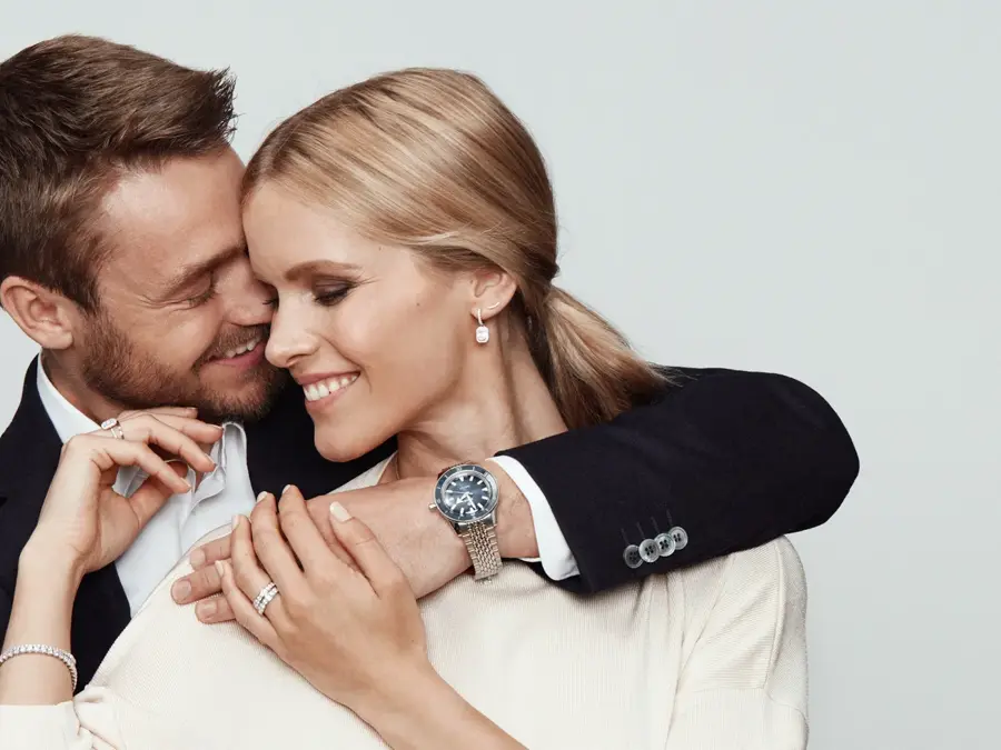 Et par som omfavner hverandre